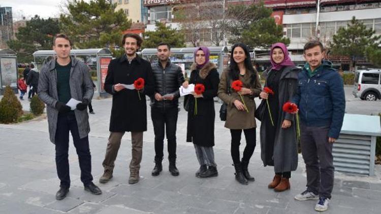 Üniversite öğrencileri kadın haklarını çiçeklerle kutladı