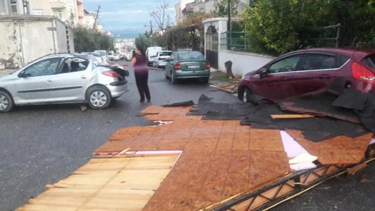 İskenderunda fırtına çatı uçurdu araçlara hasar verdi