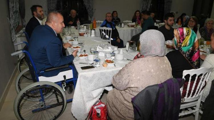 Engellilerle empati kurmak için yemekte tekerlekli sandalyede oturdular