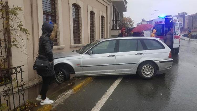 Trabzonda otomobil baro binasına çarptı: 3 yaralı