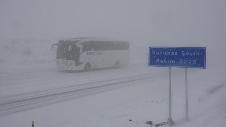 Vanın Kurubaş Geçidinde kar çilesi