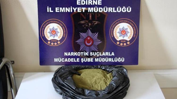 Otomobilde 1 kilo esrar ele geçirildi