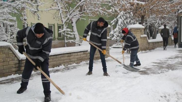 Doğuda 618 köy yolu kardan kapalı