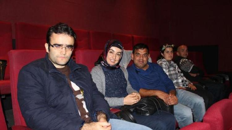 Engelli öğrenciler, ilk defa sinemada film izledi