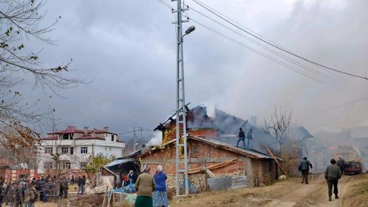 Kastamonu’da 2 katlı ev ile samanlık yandı