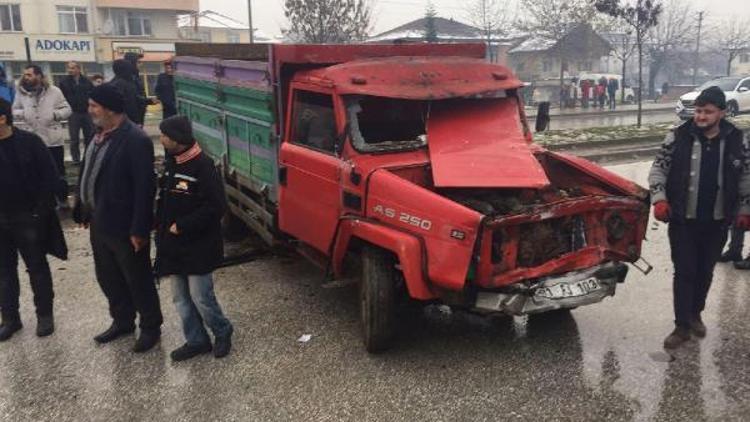 TIR ile çarpışan kamyonetin sürücü yaralandı