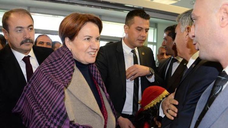 Akşener, Diyarbakırda 3 dilli pankartlar ile karşılandı