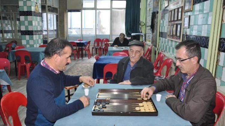 Tavla turnuvasında mezar taşı hediye