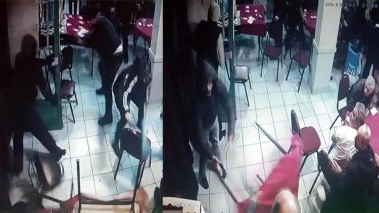 Kahvehaneye saldıranlara karşı sandalyelerle direndiler