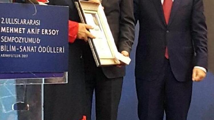 “Mehmet Akif Ersoy 2017 Bilim Ödülü” ERÜlü bilim adamına verildi