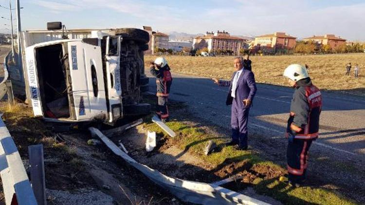 Siirtte bariyerlere çarpan kamyon devrildi: 4 yaralı