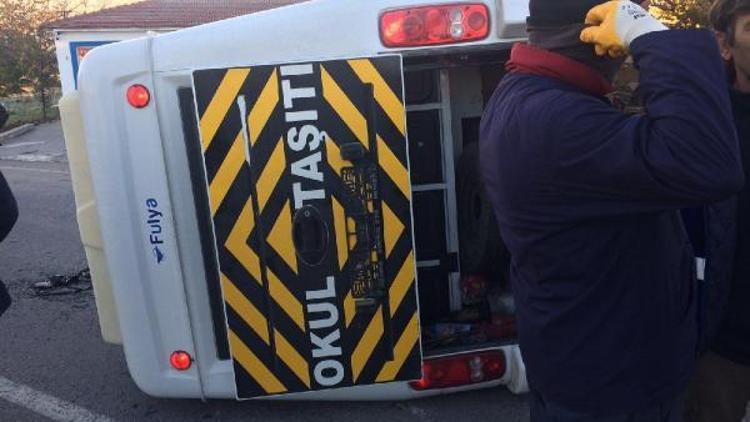 İzmirde öğrenci servisi ile taksi çarpıştı: 16 öğrenci yaralandı/ fotoğraf