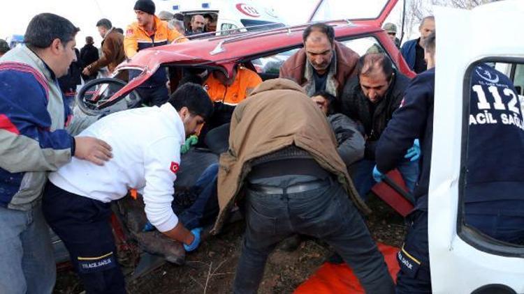 Erzincanda trafik kazası: 2 ölü, 4 yaralı