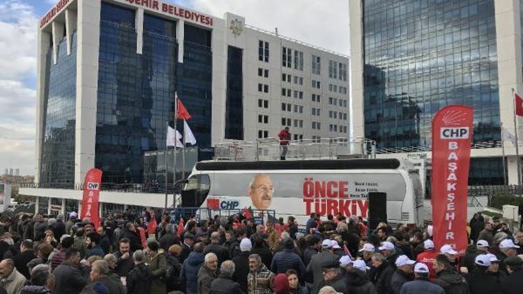 CHPliler Ataşehir Belediyesi önünde toplanmaya başladı