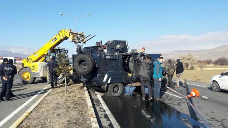 Erzincanda polis aracı devrildi: 2 yaralı