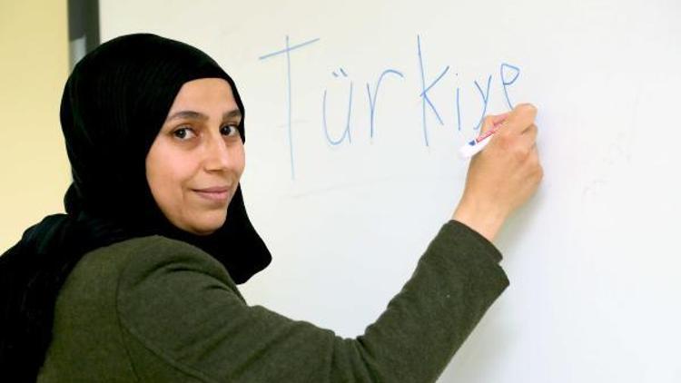 Beş çayında öğrendiği Türkçe ile Suriyelilere gönüllü tercüman oldu