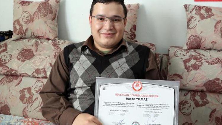 Engelli Hasan, uzaktan eğitimle bilgisayar mühendisi oldu