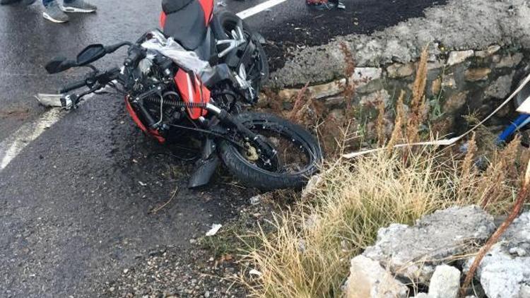 Otomobil ile çarpışan motosikletli öldü