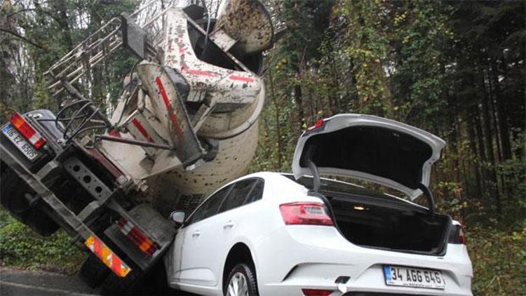 Beton mikseri otomobilin üzerine devrildi, faciadan dönüldü