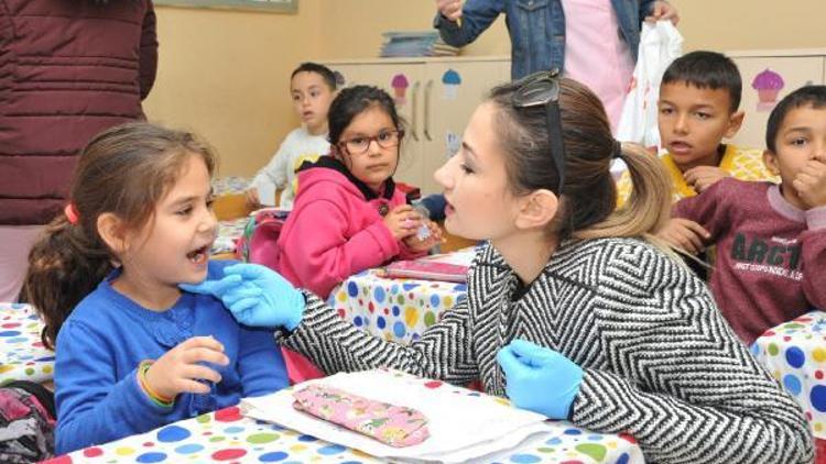 Köy çocuklarına diş taraması ve kitap yardımı