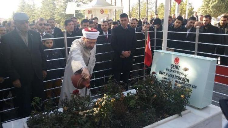 Diyanet İşleri Başkanı Erbaş, Ömer Halisdemir’in kabrini ziyaret etti