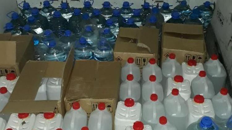 Kamyonet kasasında 500 litre kaçak içki ele geçirildi