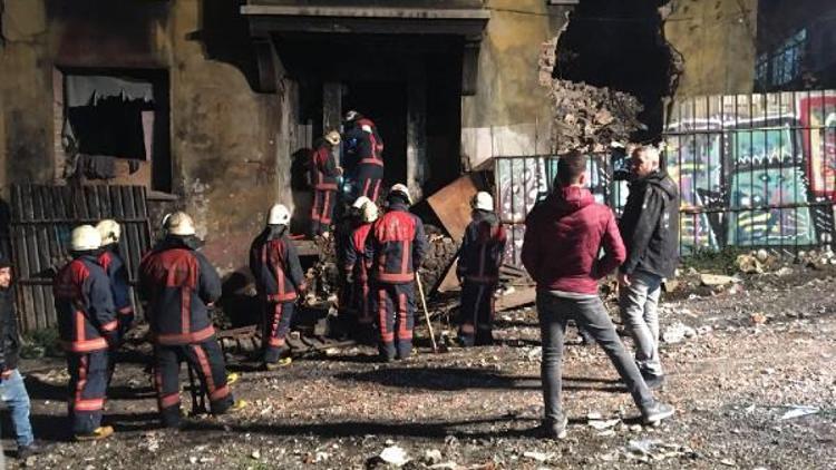 FOTOĞRAFLAR//Beyoğlunda metruk binanın bir kısmı çöktü (1)
