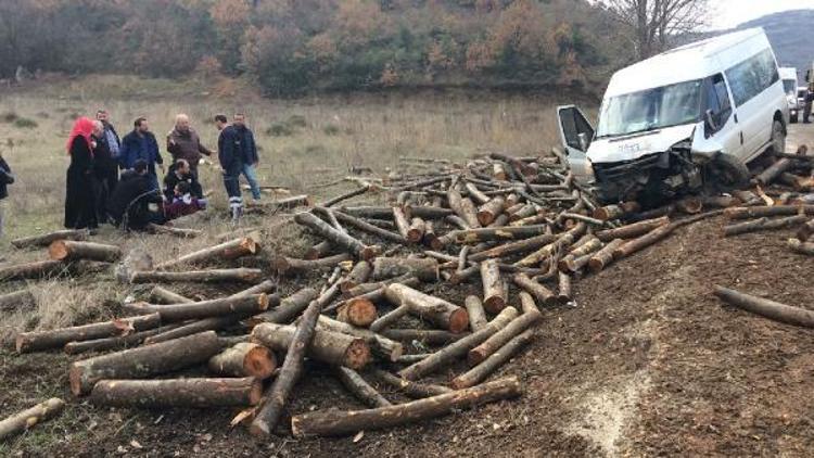 İşçi servisi kamyondan yola düşen tomruklara çarptı: 6 yaralı