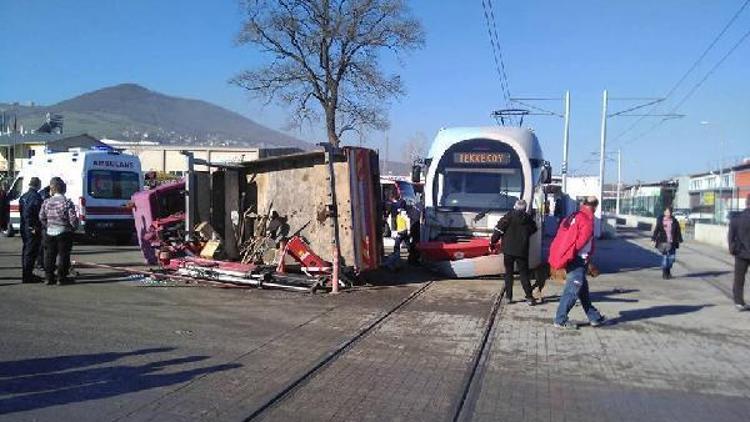 Samsunda tramvayla kamyon çarpıştı: 1 yaralı