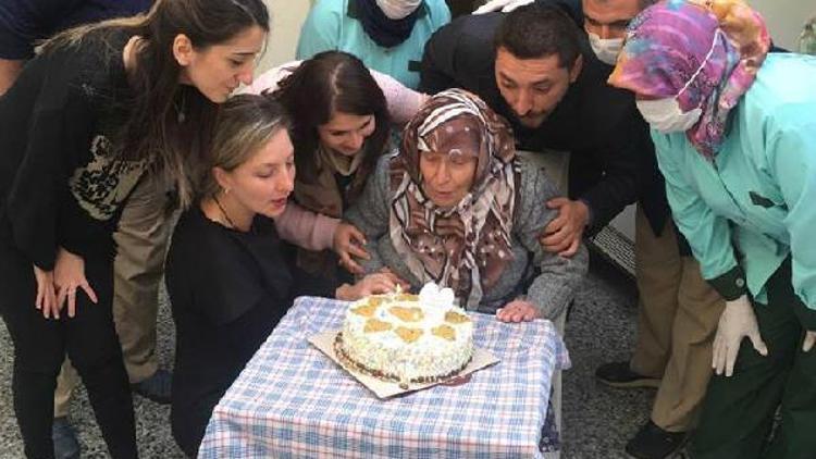 84 yaşında ilk kez doğum günü kutladı