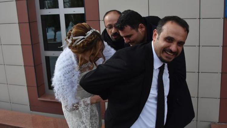 Polis gelin, meslektaşı damadı kelepçeyle nikah masasına oturttu