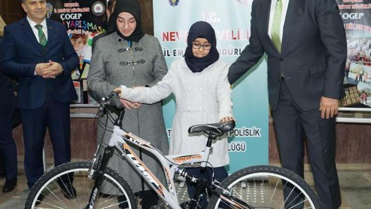 Nevşehirde polisten 20 öğrenciye bisiklet
