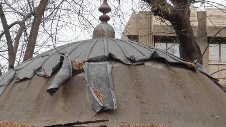 Hırsızlar, 540 yıllık türbenin çatısındaki kurşun levhaları çalıyor