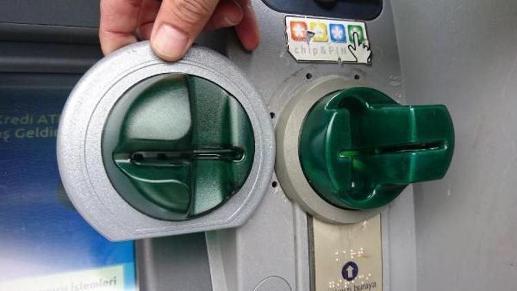 ATMdeki kart kopyalama cihazını banka personeli fark etti