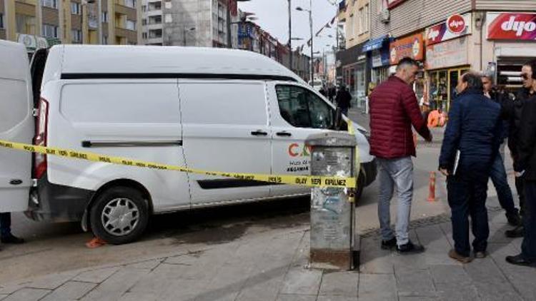 Lastiğini bıçakla patlattıkları minibüsten 100 bin lira çaldılar