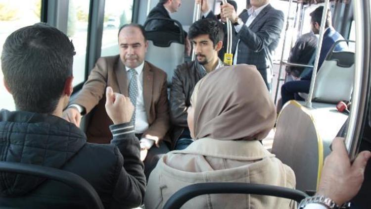 Şanlıurfa Belediye Başkanı, otobüste vatandaşları dinledi