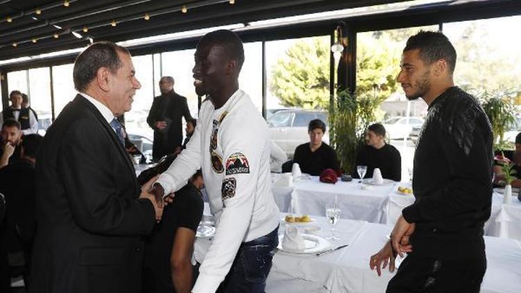 Başkan Dursun Özbek  futbolcularla yemekte buluştu