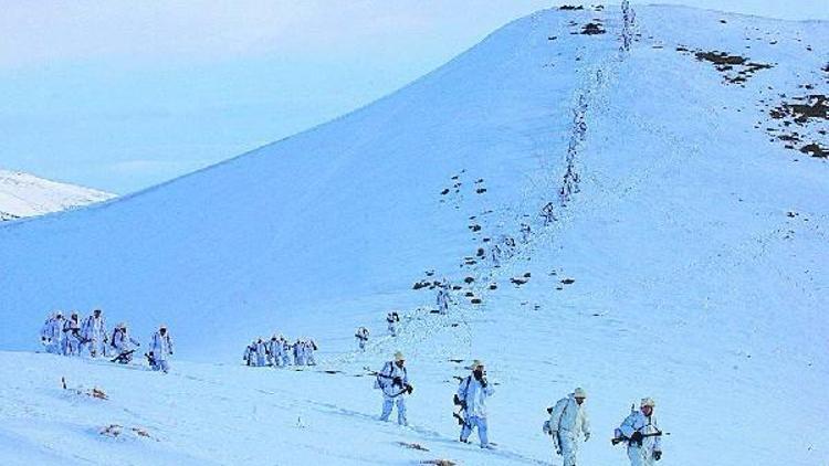 PKK mağarasında çok miktarda yaşam malzemesi ele geçirildi