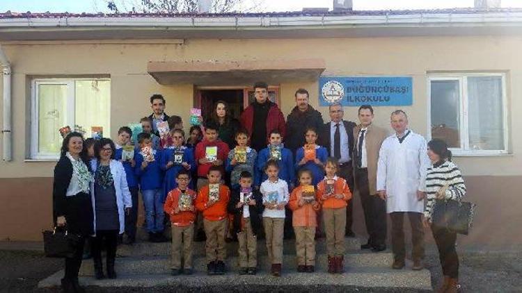 Öğrenciler köy okuluna kitap bağladı
