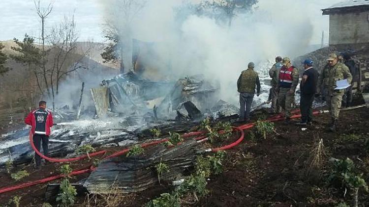 Köydeki yangında 3 çocuk öldü (2)