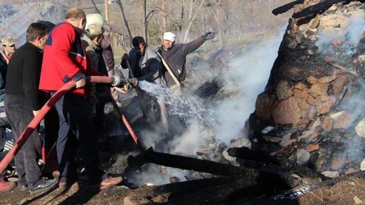 Köydeki yangında 3 çocuk öldü (3)