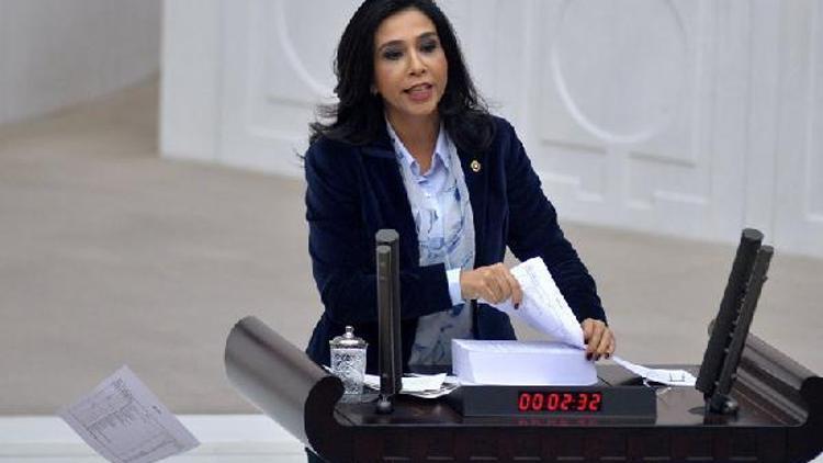CHPli Gülay Yedekçi 2018 bütçesini Meclis kürsüsünde yırttı