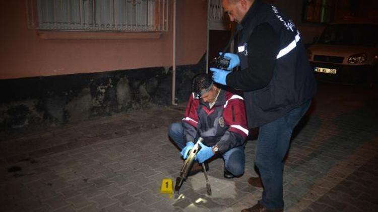 Polisi görünce silahı atıp, kaçtılar