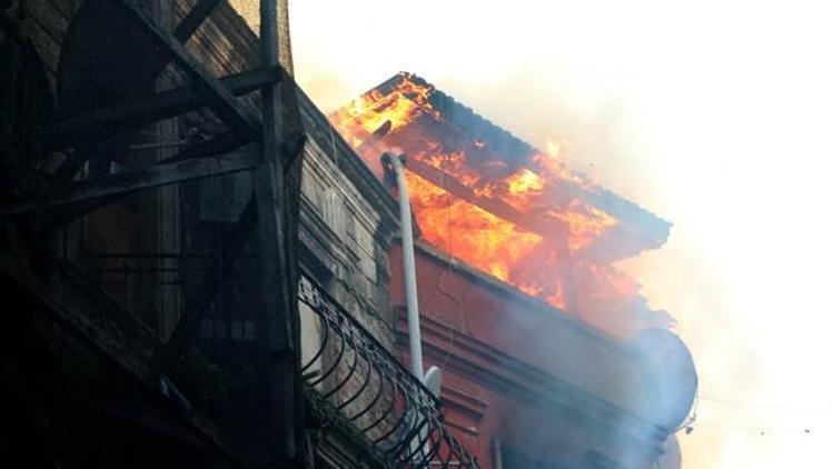 Tarlabaşında 3 katlı binada yangın