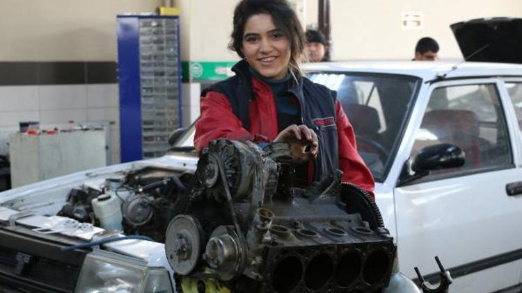 19 yaşında, Malatyanın ilk kadın oto tamircisi oldu