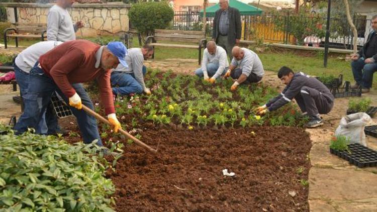 Akdenizde parklara çiçek dikiliyor