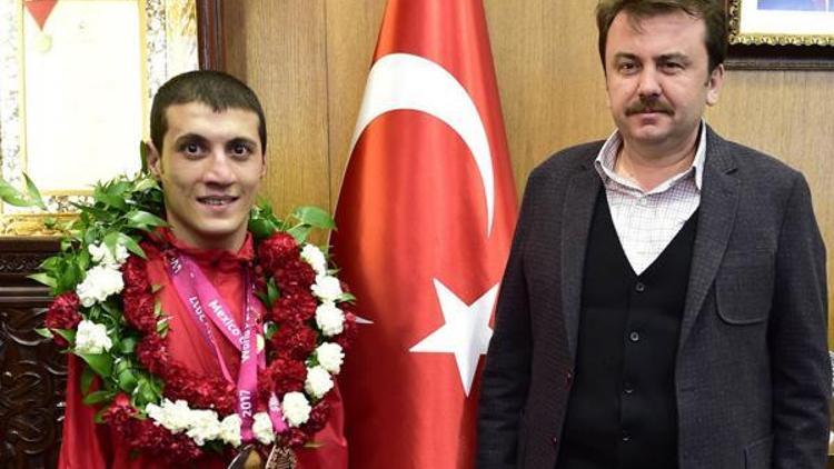 Engelli dünya şampiyonu Eroğluna coşkulu karşılama (2)