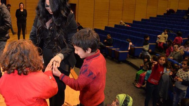 Şarkıcı Rojinden Surdaki çocuklara kışlık giysi yardımı