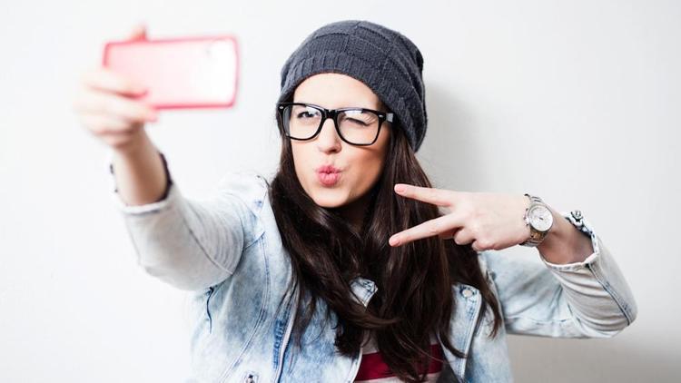 Sürekli selfie çekenlerin hastalığı: Selfitis