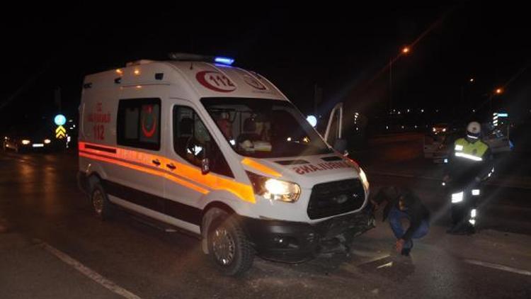 Yaralıları taşıyan ambulans, otomobille çarpıştı: 3 yaralı
